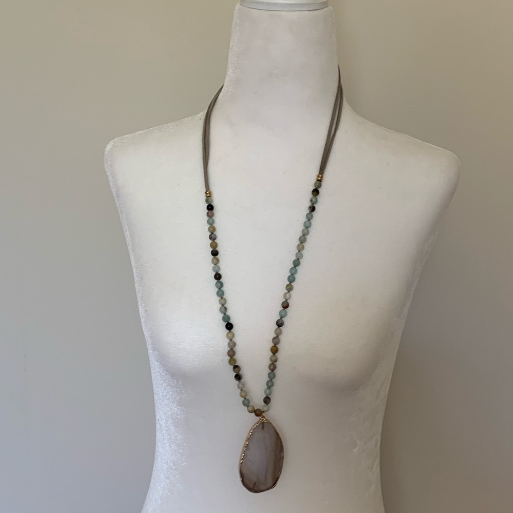 Agate stone drop statement necklace with suede